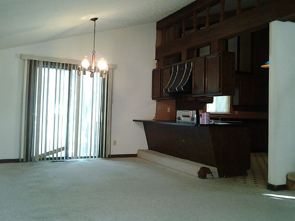 4th image of 445 Thelma Ave
