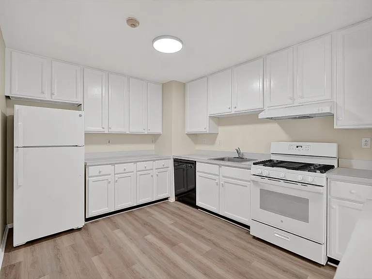 10-12 Chestnut St #B104 — Photo 9
