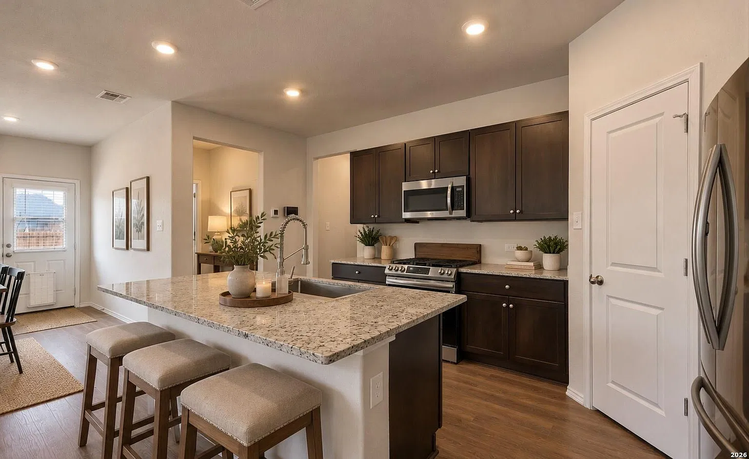 5 bed, 3.0 bath, 2430 sqft, $2,400 — Photo 2