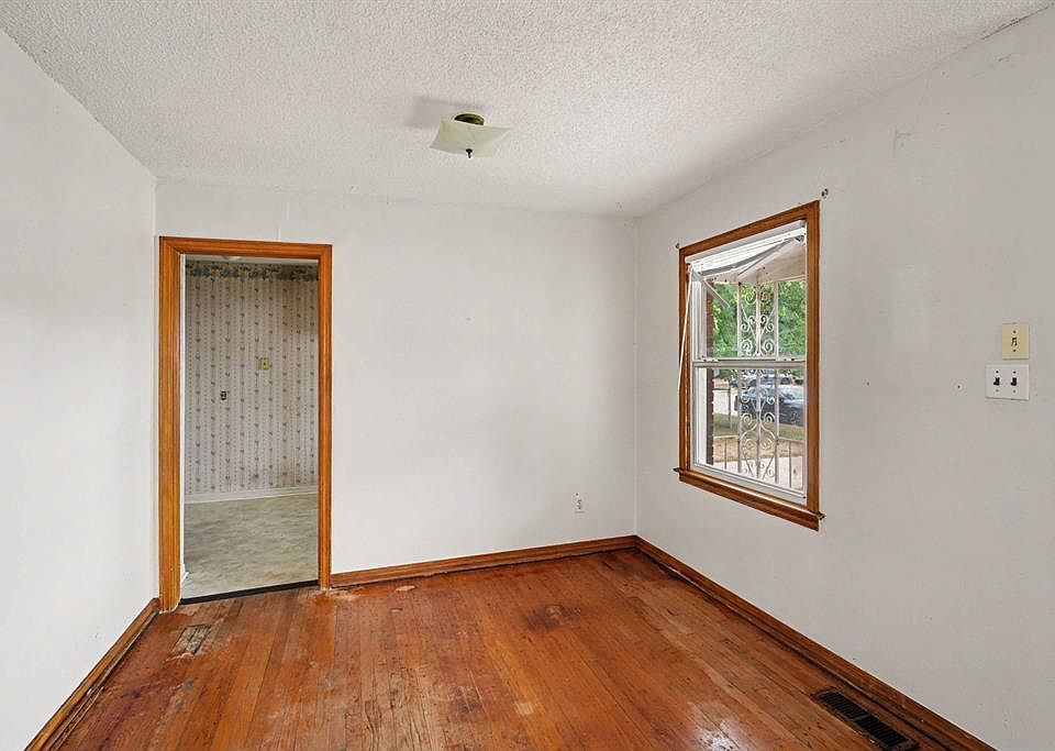 16th image of 1604 SW 39th St