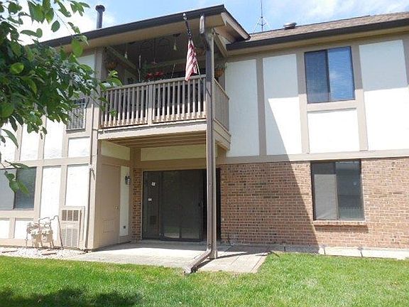2nd image of 928 Surrey Dr APT 1B