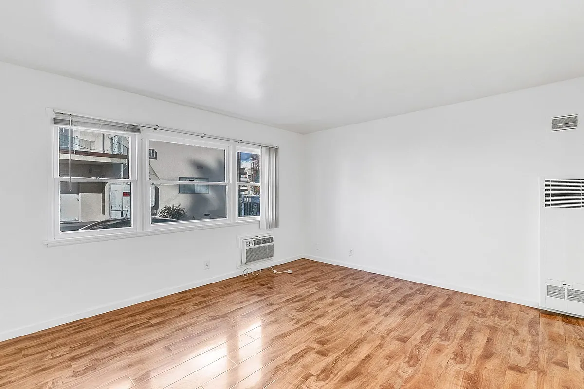 Building Photo - 6537-6543 Woodley