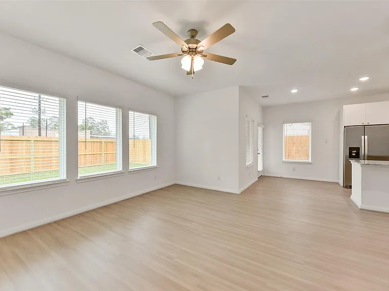 11938 Lakewood West Dr — Photo 3