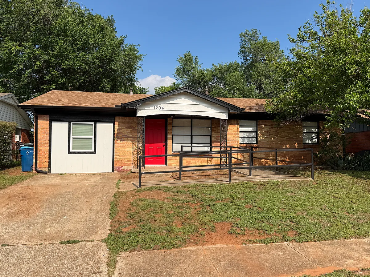Building Photo - 1204 McDonald Dr
