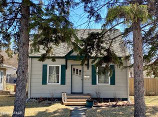 823 S 10th St, Grand Forks, ND 58201