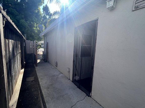 Side Entrance, Pet Area