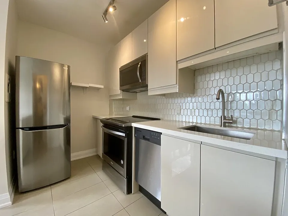 7 Caithness Ave #4