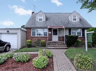 1 Norton Ave, New Hyde Park, NY 11040