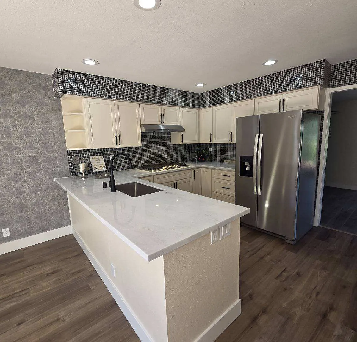 3 bed, 2.5 bath, 1852 sqft, $3,350 — Photo 2