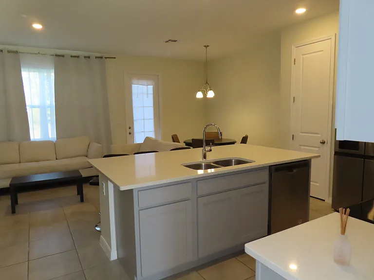 1537 Discovery St — Photo 4