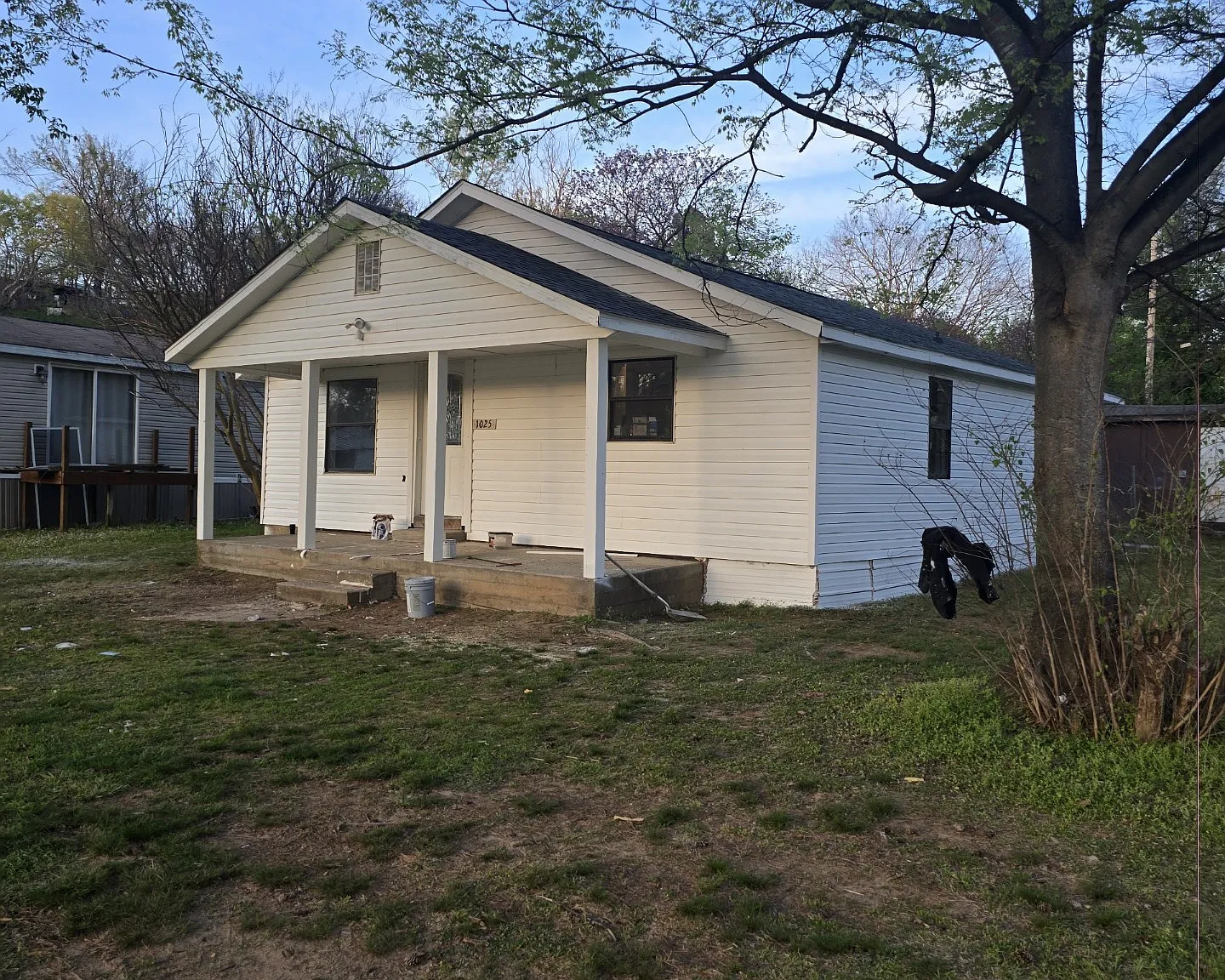3 bed, $955 — Photo 1