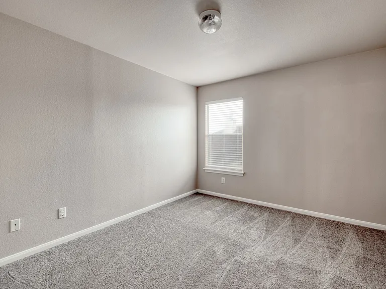 211 Hanstrom Dr — Photo 27