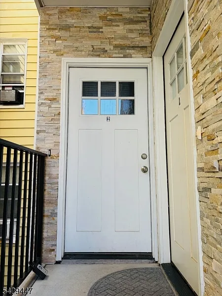 Building Photo - 84 Andrew St #2