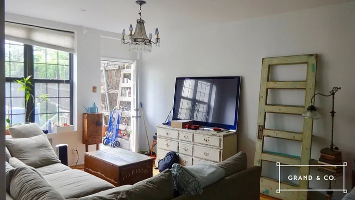 Rented by Grand & Co. | media 10