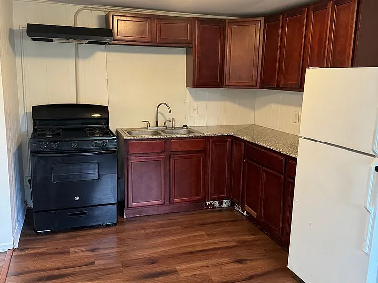 223-227 E Dominick St — Photo 11