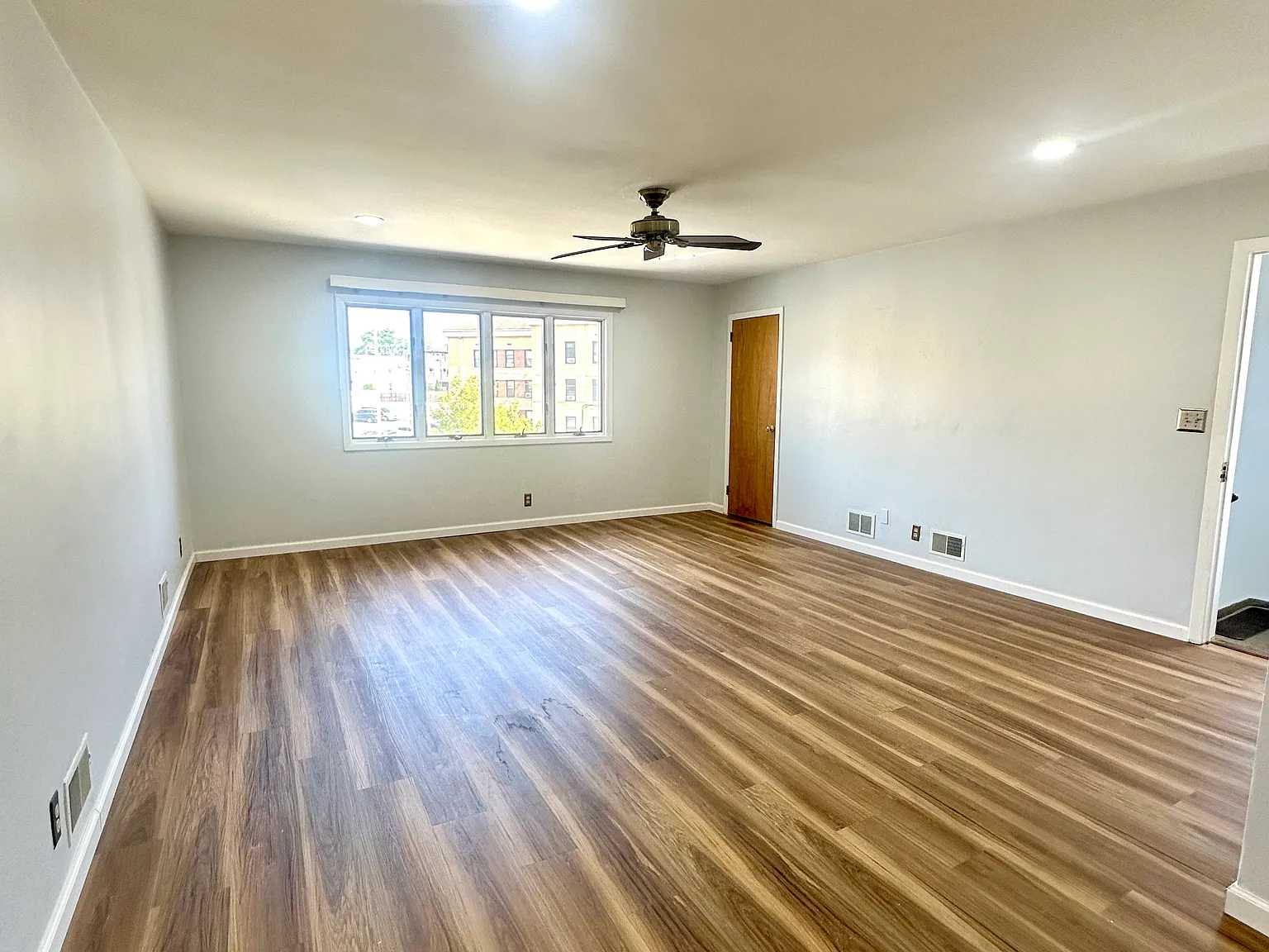 3 bed, 1300 sqft, $2,700 — Photo 2