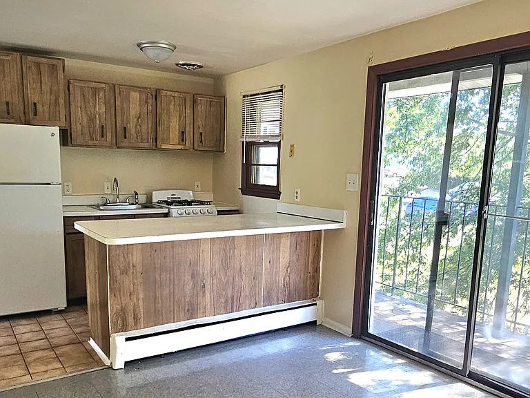 67 Fairview Ave #2R — Photo 1