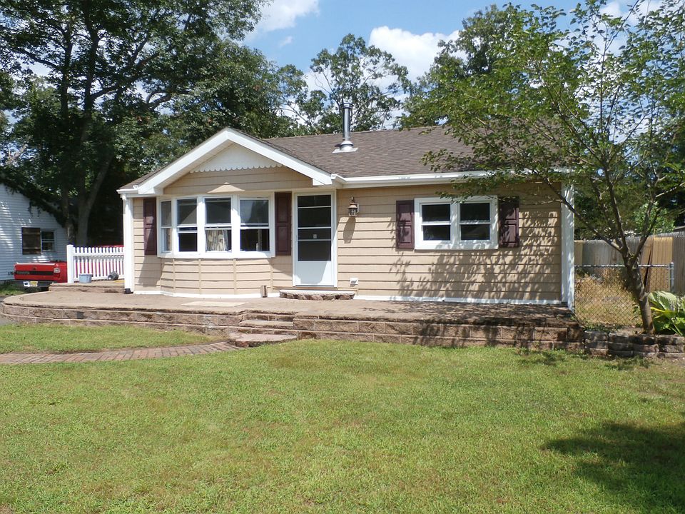 1st image of 129 Pine Needle Dr