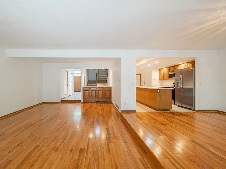 5751 Som Center Rd — Photo 10