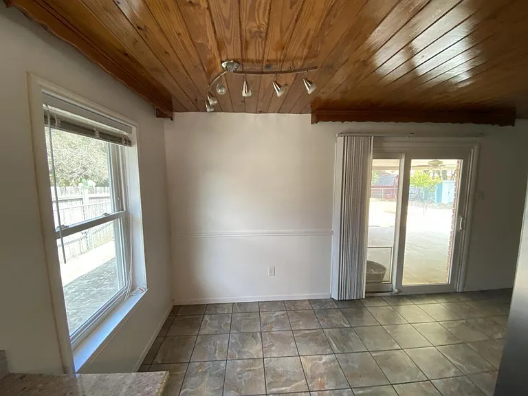 1122 Rhonda Lee St — Photo 27