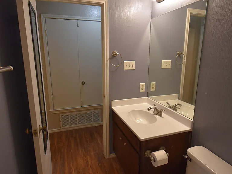 Second view of the common bathroom