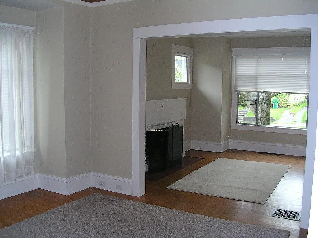 2 bed, 1040 sqft, $3,900 — Photo 2
