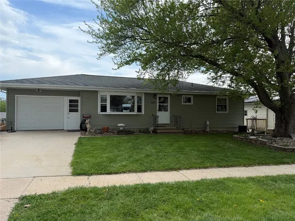 101 26th Avenue Dr SW, Cedar Rapids, IA 52404