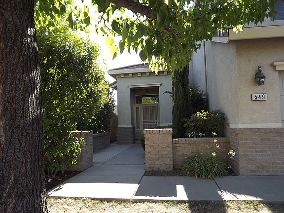 Main entrance with cour yard