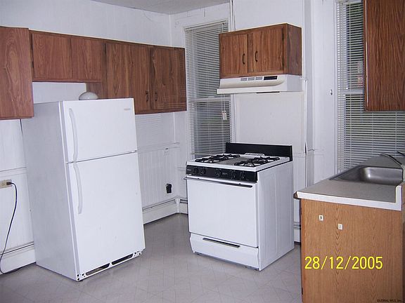 4th image of 98 Ingalls Ave