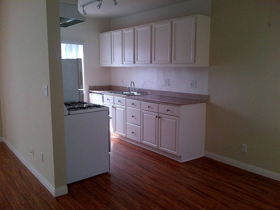 Modern Kitchen / dining area