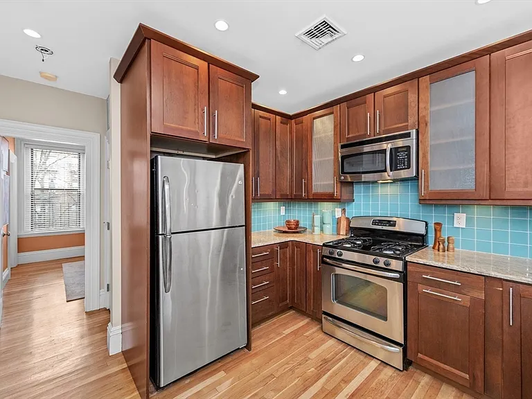75 Montgomery St #3 — Photo 5