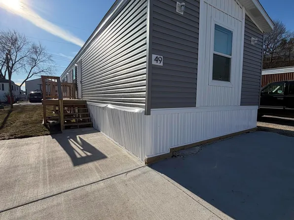 5425 Valley Dr, Bettendorf, IA