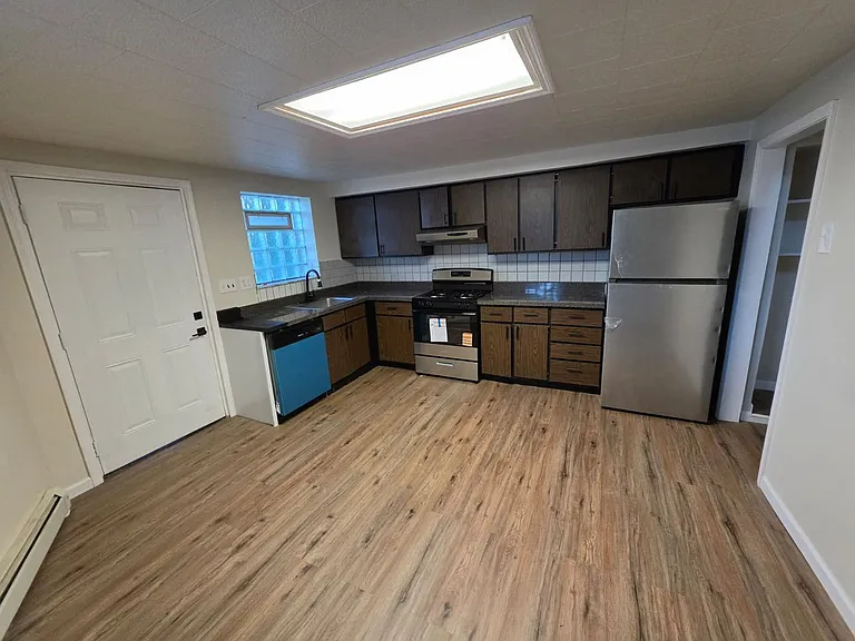 427 Oak Aly — Photo 3