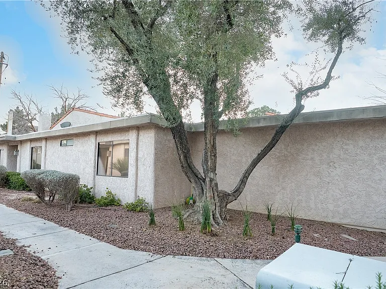 2451 Domingo St — Photo 14