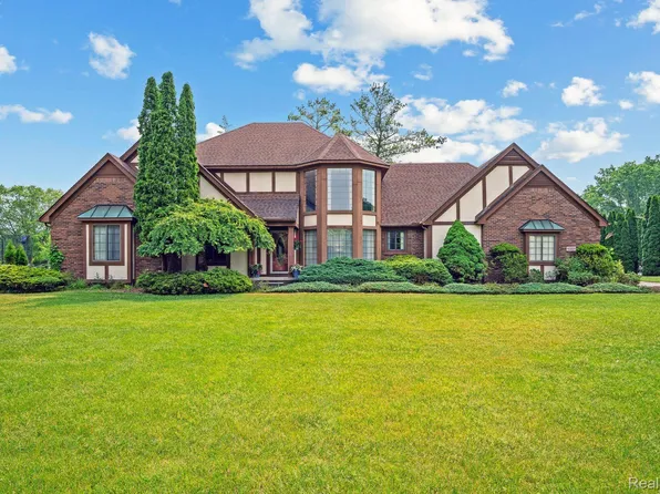 10207 Aylebury Dr, South Lyon, MI 48178