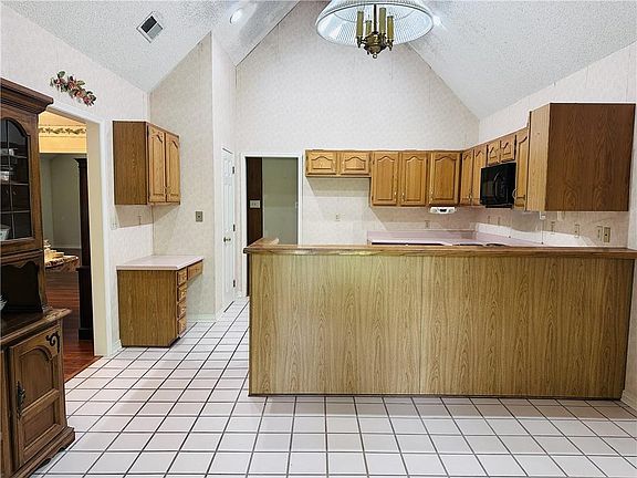 2nd image of 102 Ivy Dr