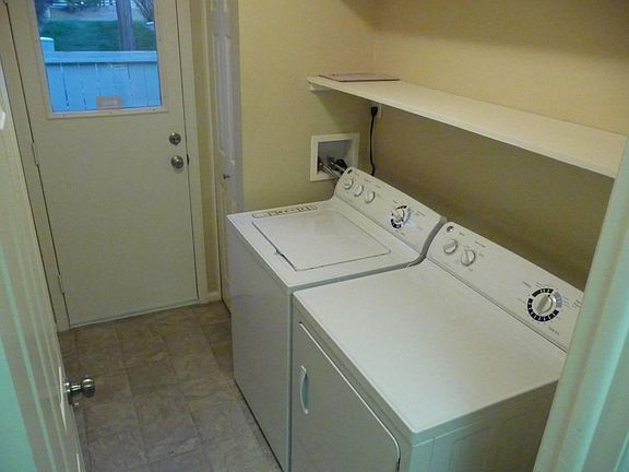 Mud room with washer and dryer