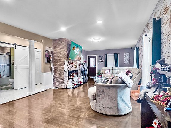 4th image of 320 Harmony Ln