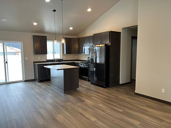 Open concept kitchen/dining