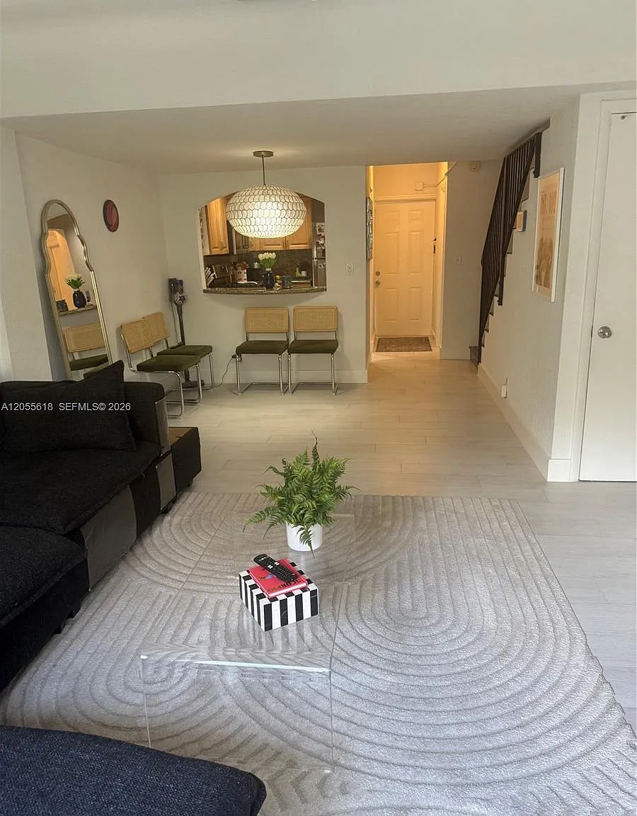 Villas Of Pinecrest Condo — Photo 3