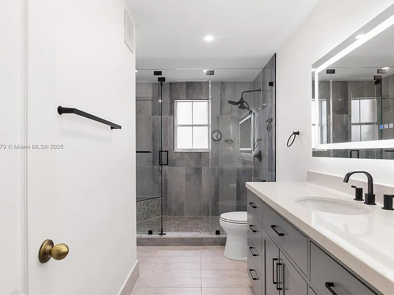 3864 SW 169th Ter — Photo 3