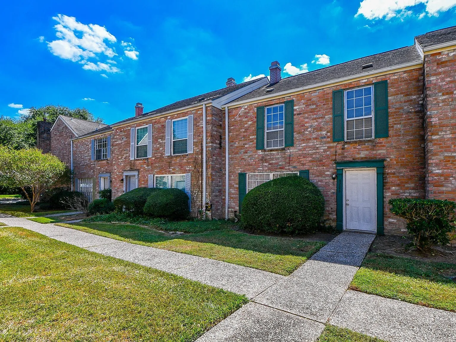 3 bed, 2.5 bath, 1500 sqft, $1,600 — Photo 2