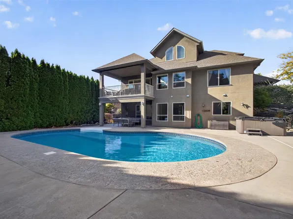 2512 Selkirk Dr, Kelowna, BC V1V 2V6