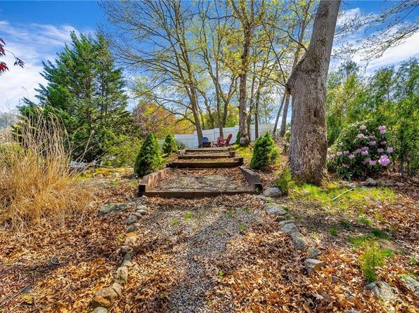 105 Quaker Dr, West Warwick, RI 02893