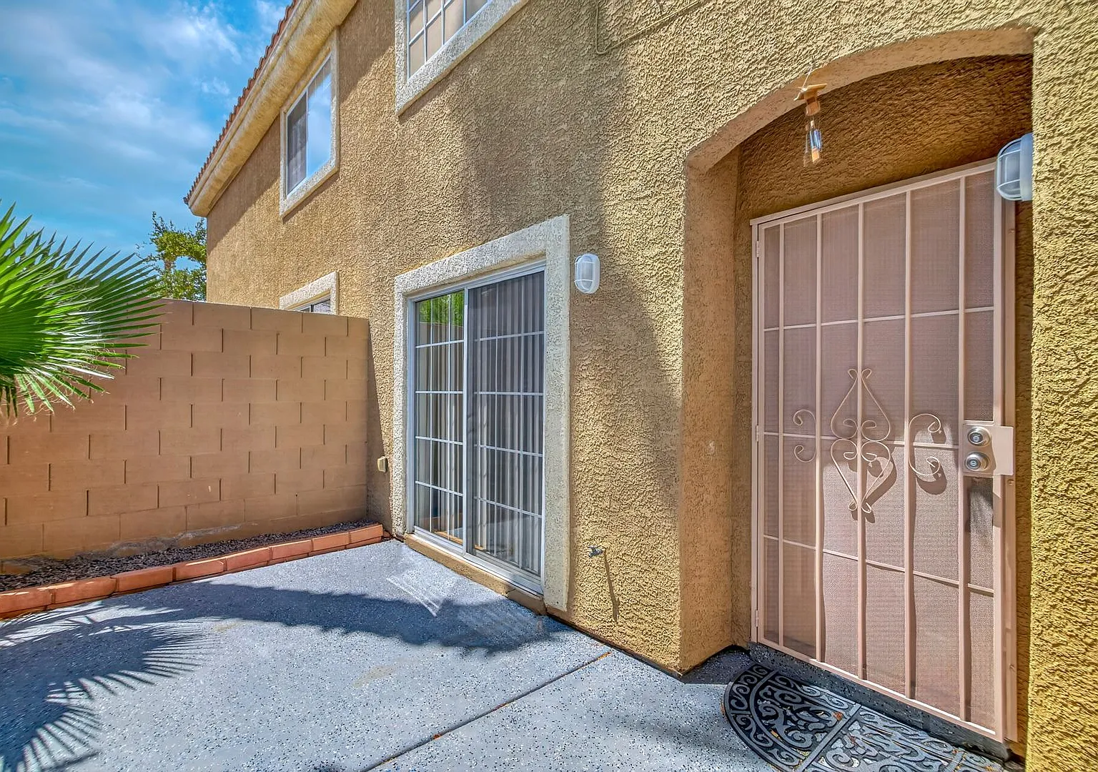 Fantastic 3-Bedroom Las Vegas Townhome In Gated Community! — Photo 3