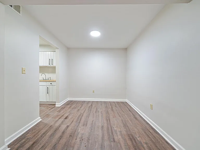 Brooklane Manor Apartments — Photo 63