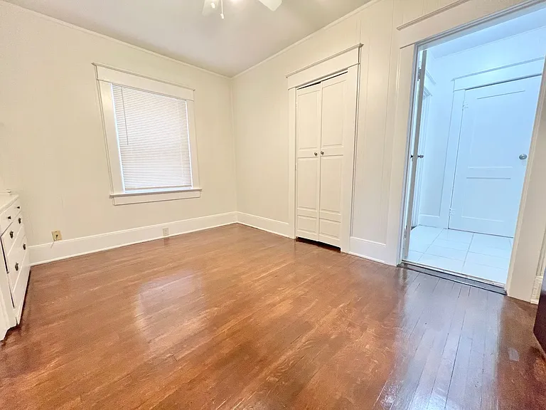 Charming 2 Bed / 2 Bath Apartment on Ocean Blvd Garage Included — Photo 8