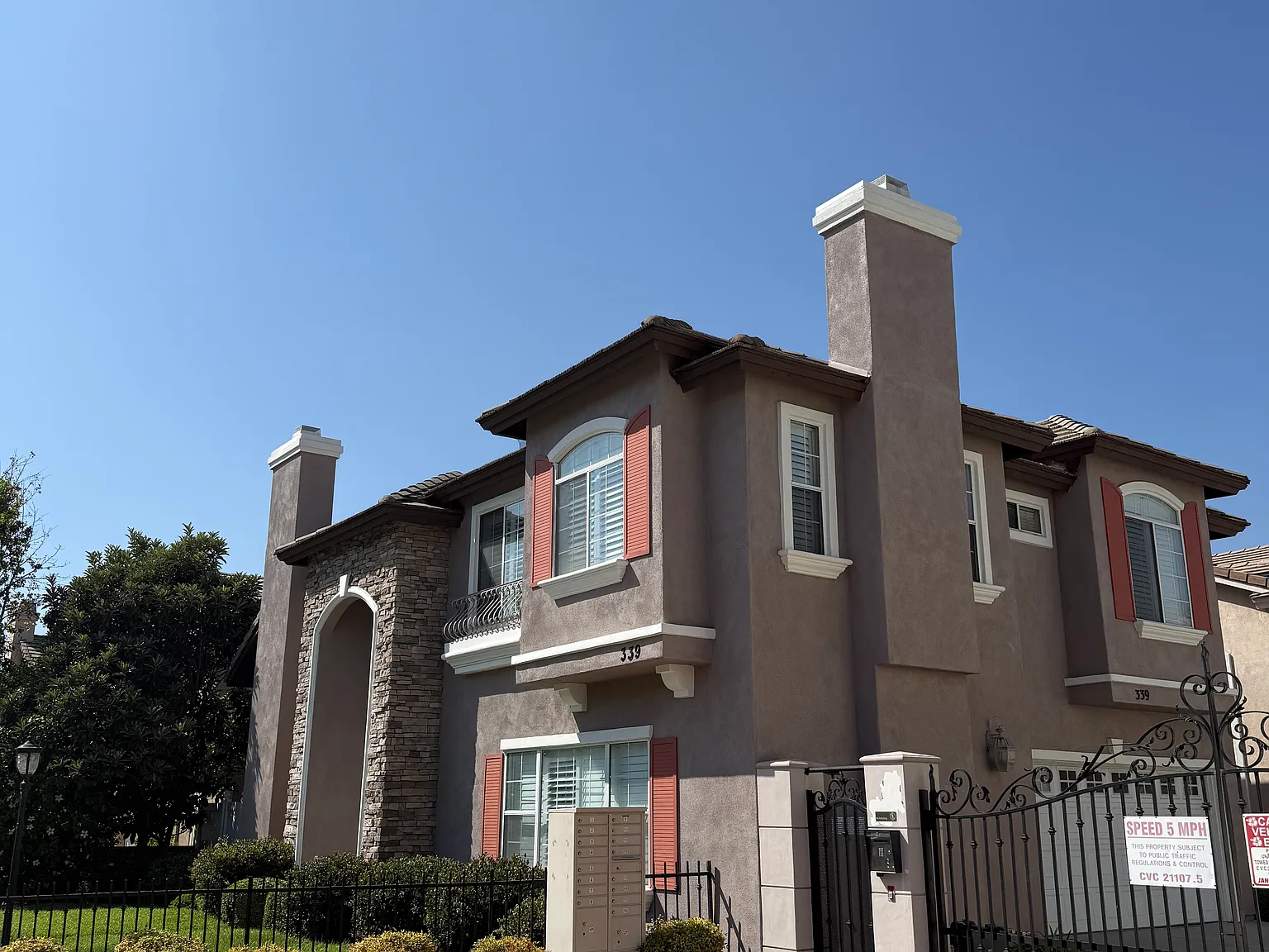 4 bed, 2398 sqft, $5,880 — Photo 2