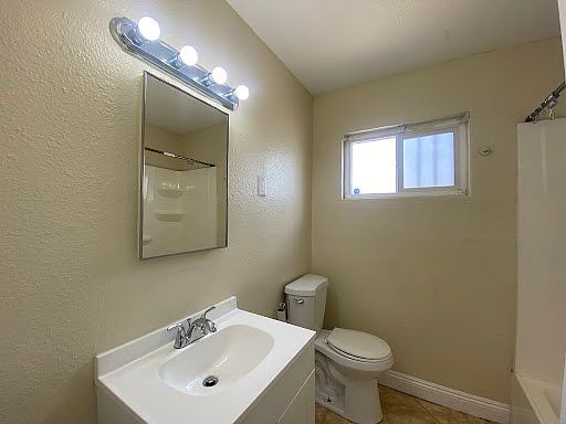 4th image of 512 N Circle Dr #1
