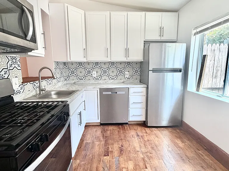 1819 N Port St — Photo 9